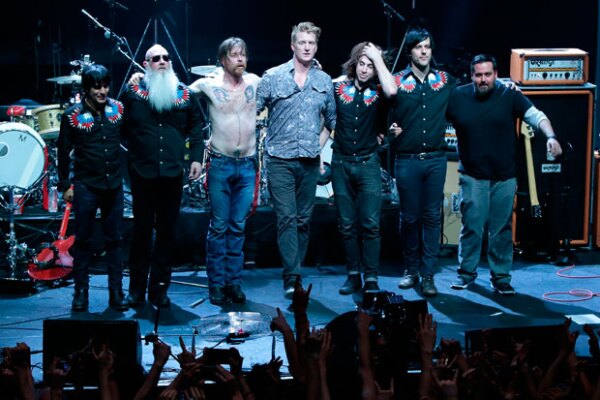 Para esta ocasión y a diferencia del show en el Bataclan, Josh Homme, líder de los Queens of The Stone Age, estuvo presente en el concierto.