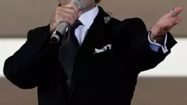 El cantante no sólo envió su apoyo a Monterrey vía twitter sino que, tras los daños ocasionados por la tormenta tropical `Alex´, aseguró que entregará parte de las ganancias para ayudar a las víctimas