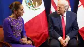 Claudia Sheinbaum, presidenta de México, en su primera reunión con Donald Trump, presidente de los Estados Unidos, en diciembre de 2025. Ambos sentados y atrás las banderas de México y Estados Unidos. 