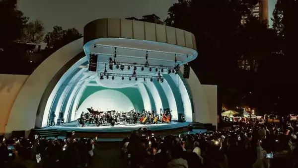 Foto del escenario del Teatro Ángela Peralta en Polanco con la orquesta tocando y el público atento.