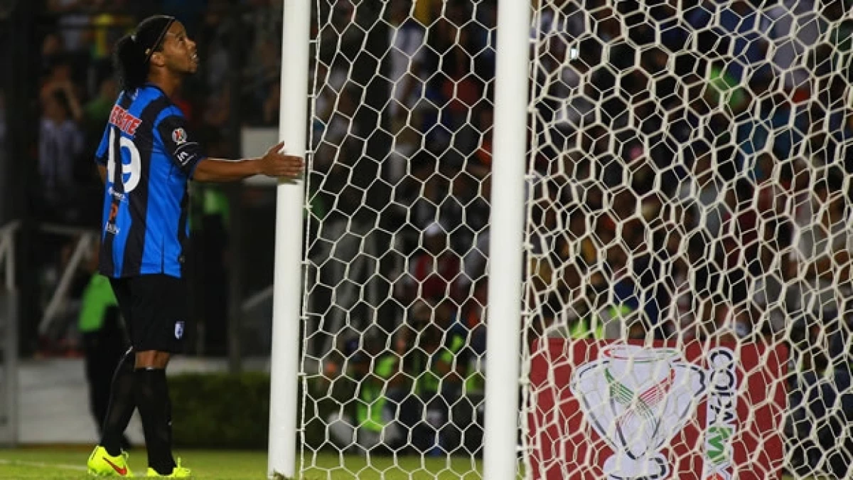 Ronaldinho se lamenta tras haber fallado una pena máxima para empatar el partido ante Tigres