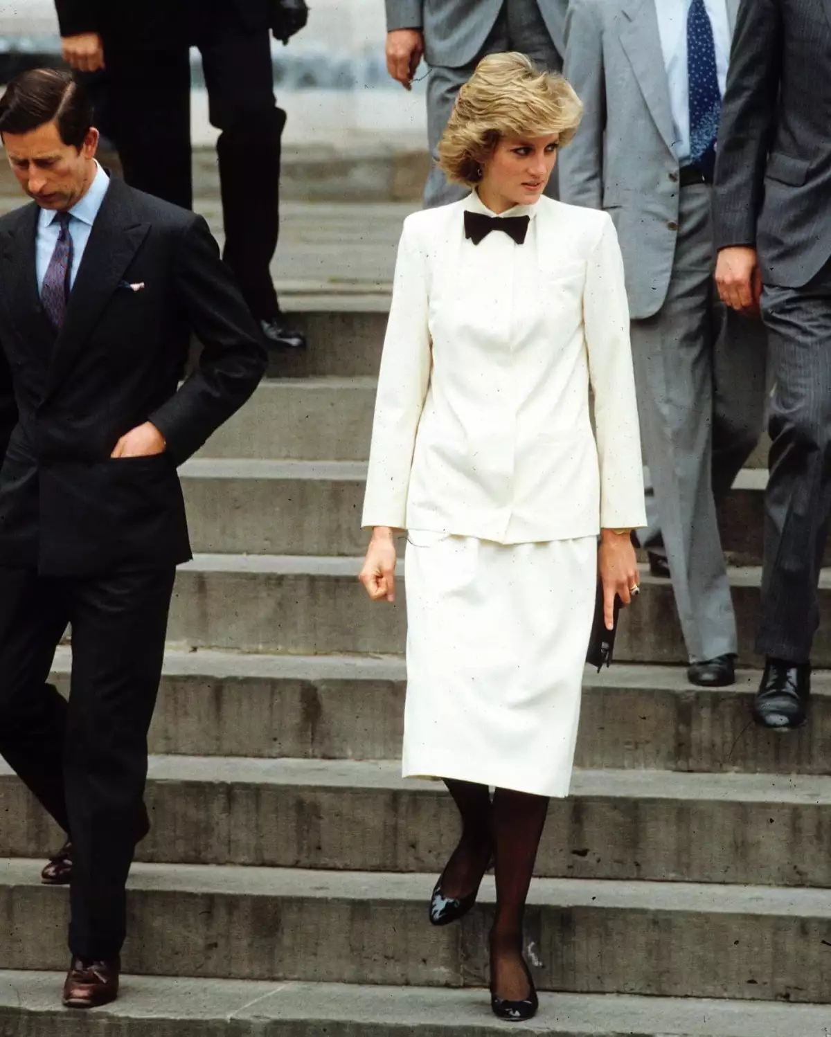 Emma Corrin le rinde tributo a la princesa Diana con su look 