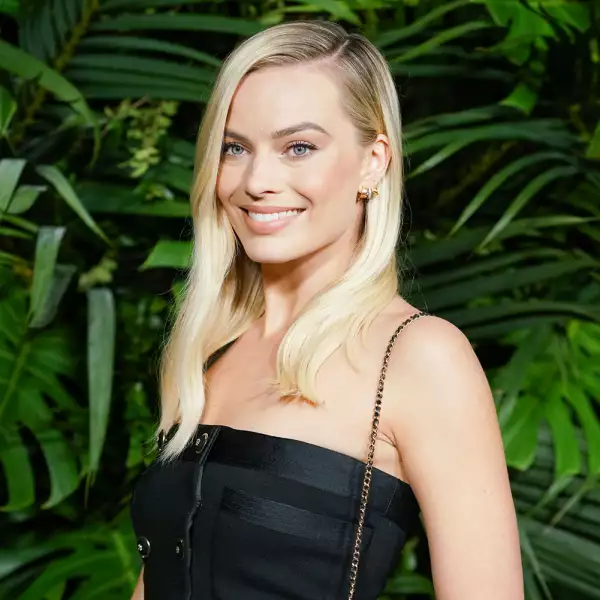 01_Margot_ROBBIE_CHANEL_Charles_FINCH_PreOscars_Dinner_2020_LD.jpg