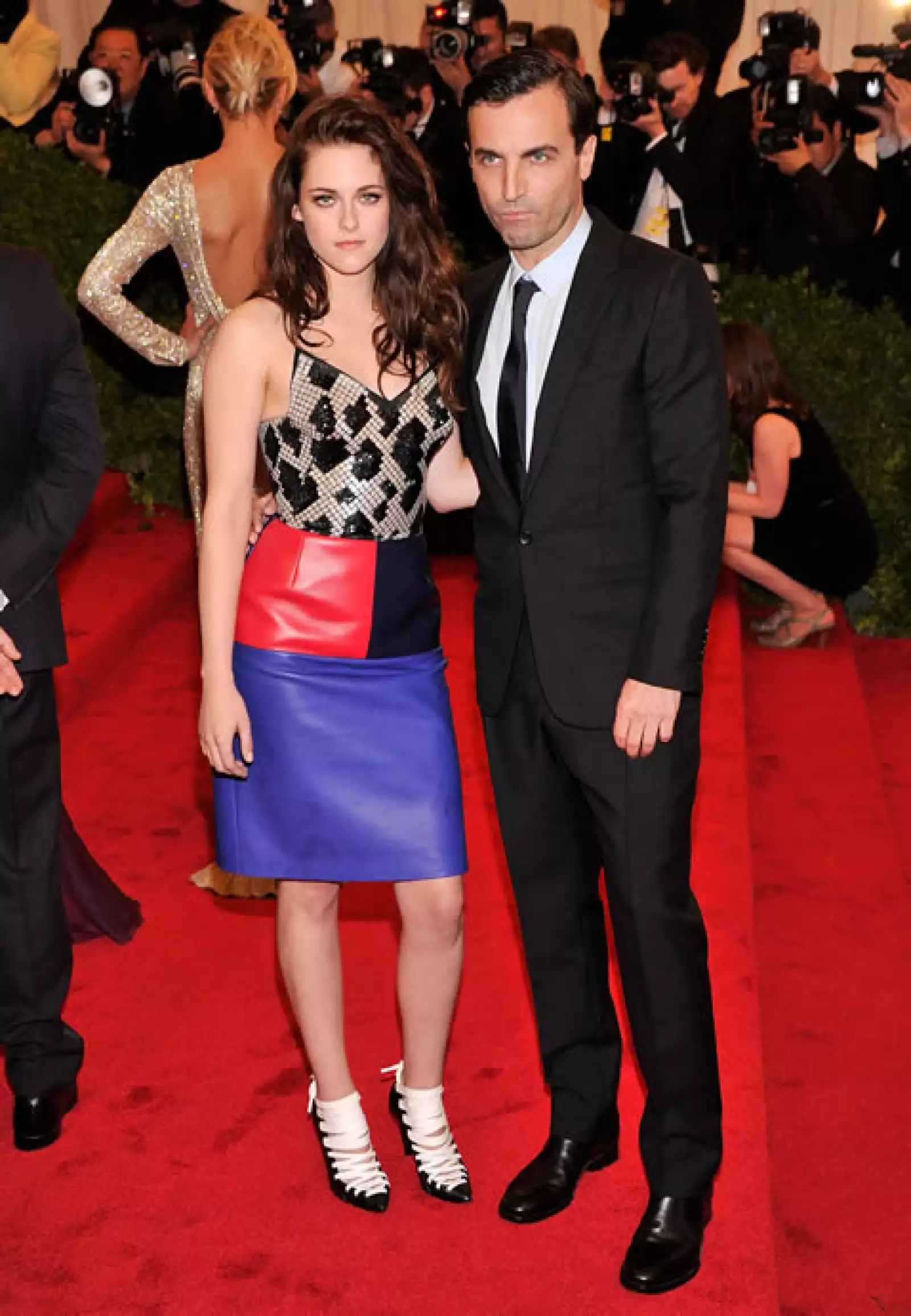 Nicholas Ghesquière, ex diseñador de Balenciaga, adora a Kristen Stewart y la hizo imagen de su fragancia Florabotanica.