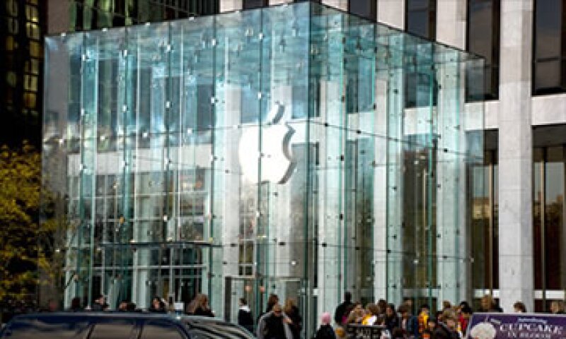Tim Cook, CEO de Apple, ha mostrado disposición para revertir el rumbo de la política de dividendos de la empresa. (Foto: Cortesía CNNMoney.com)