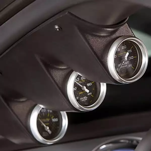 Este potro mecánico dispone de medidores de presión de aceite, intensidad de carga eléctrica, revoluciones por minuto y combustible disponible.