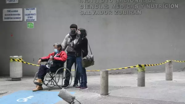 Dos jóvenes junto a un adulto mayor esperan atención a las afueras del Hospital de Nutrición.