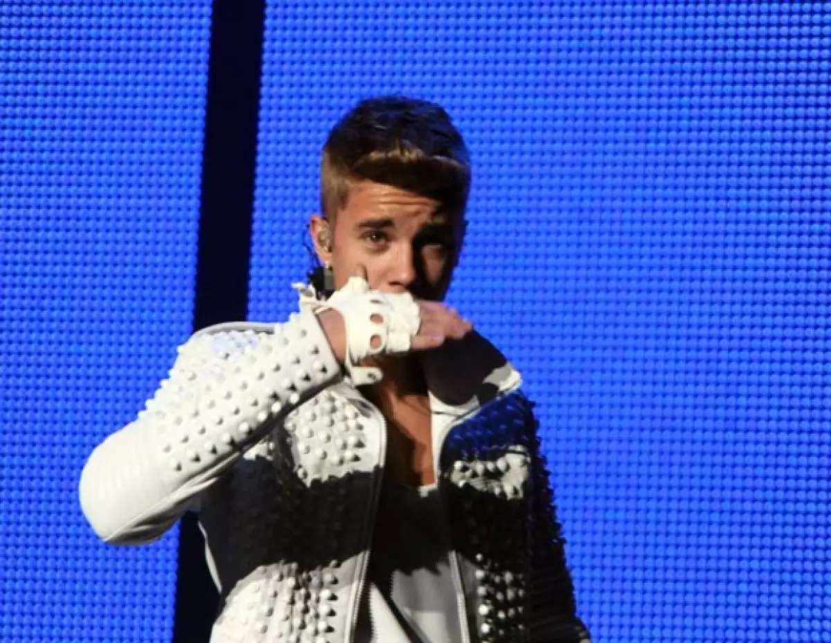 Justin no podrá beber alcohol, ni traer invitados especiales.