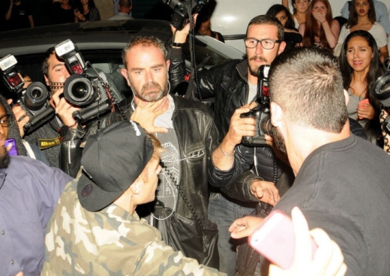 Justin pelea con un segundo paparazzi, empujándolo a la altura del cuello.