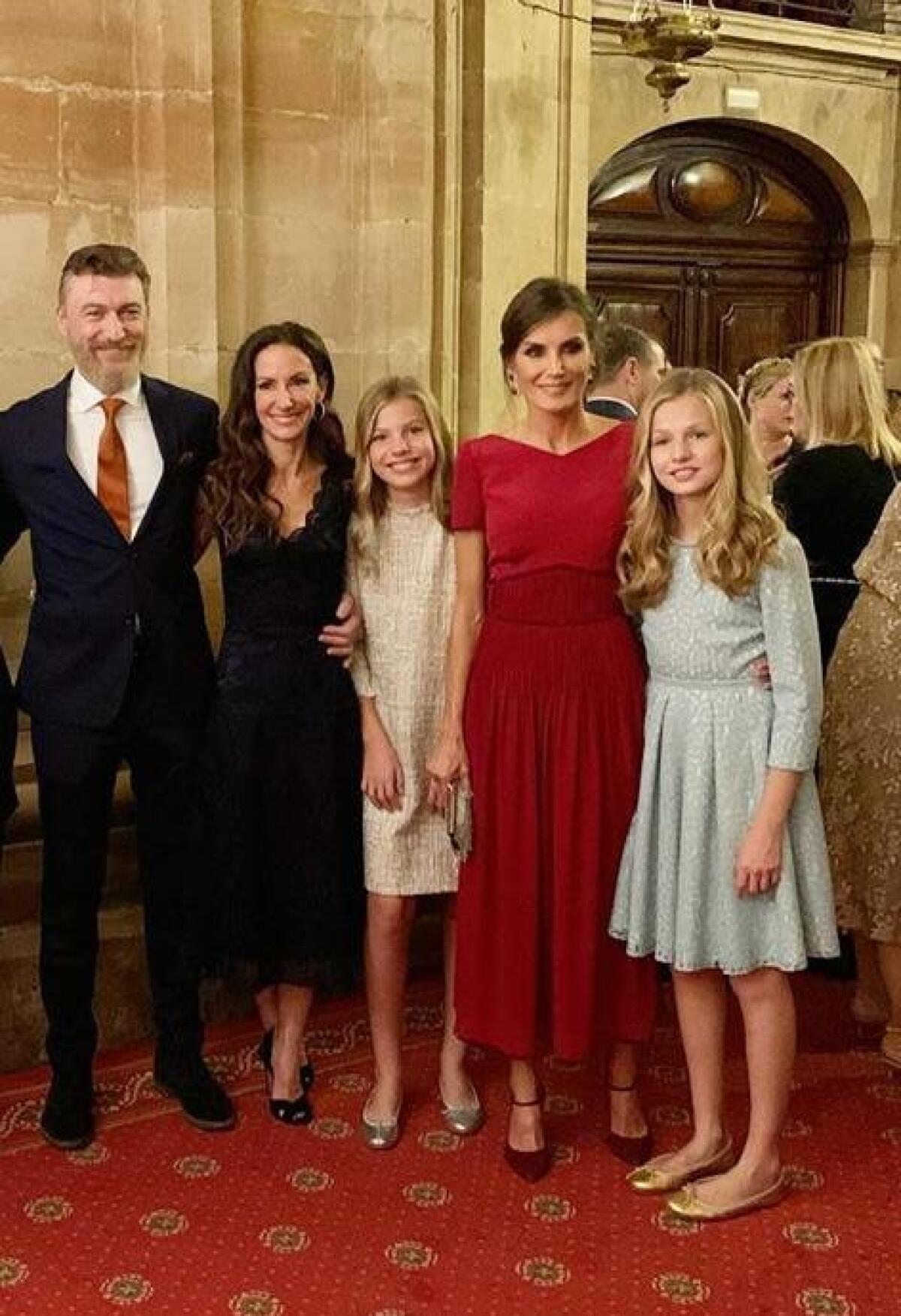 La Reina Letizia Protagoniza Hist rico Posado Junto A Su Hermana Telma la-reina-letizia-protagoniza-hist-rico-posado-junto-a-su-hermana-telma