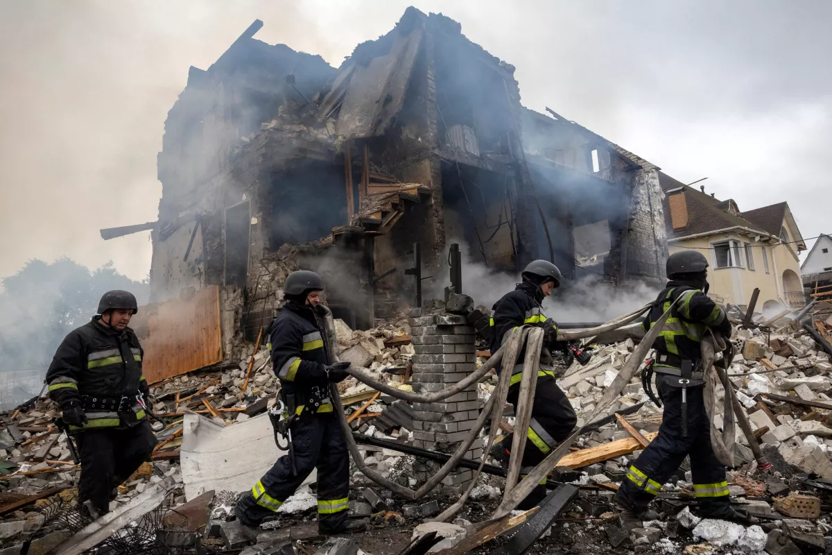 Los trabajadores de emergencia trabajan en el sitio donde se destruyeron casas privadas en un ataque con cohete ruso, en medio del ataque de Rusia a Ucrania, en Markhalivka, región de Kiev, Ucrania, el 25 de mayo de 2025.