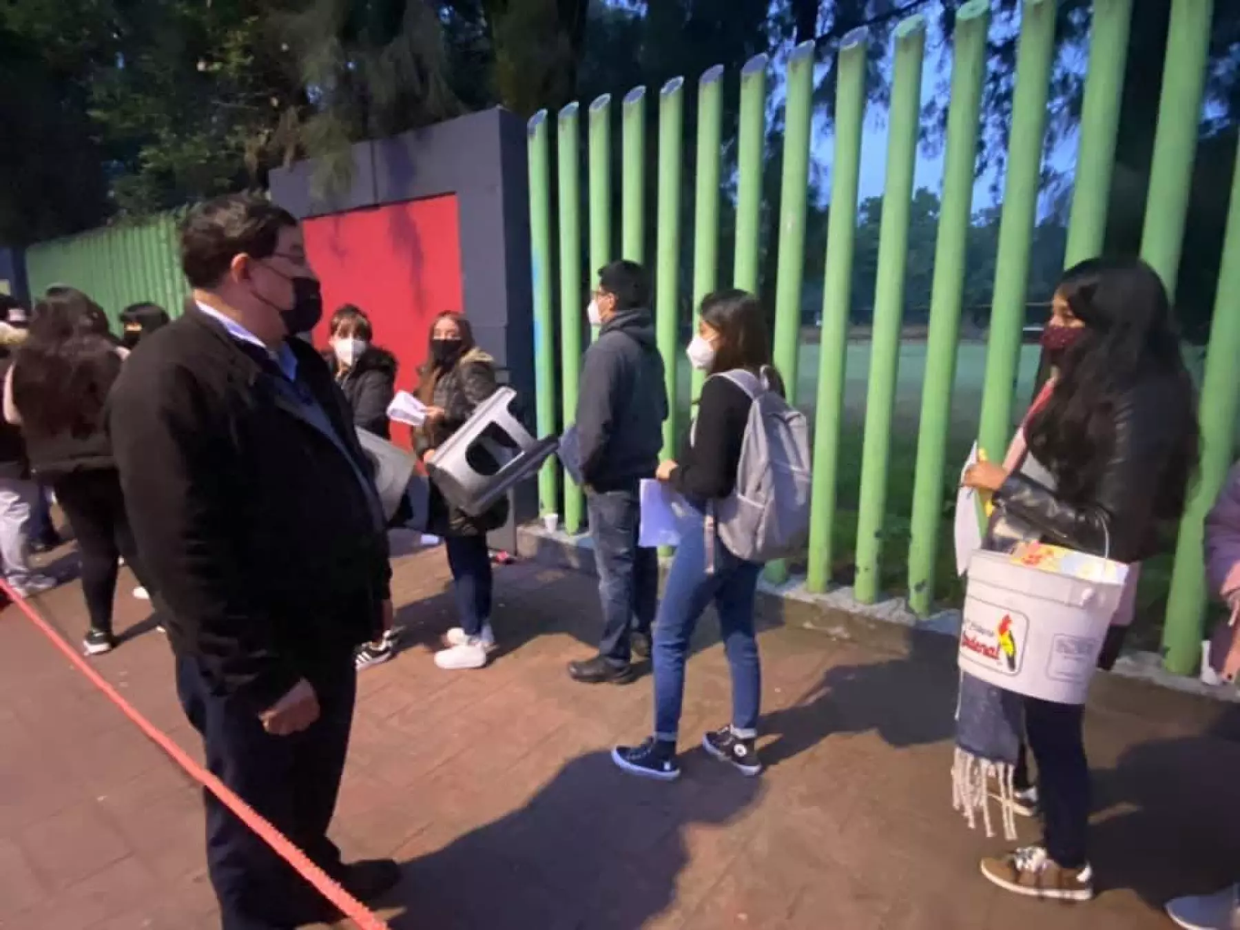 Jóvenes acudieron a recibir su primera dosis de la vacuna Sinovac