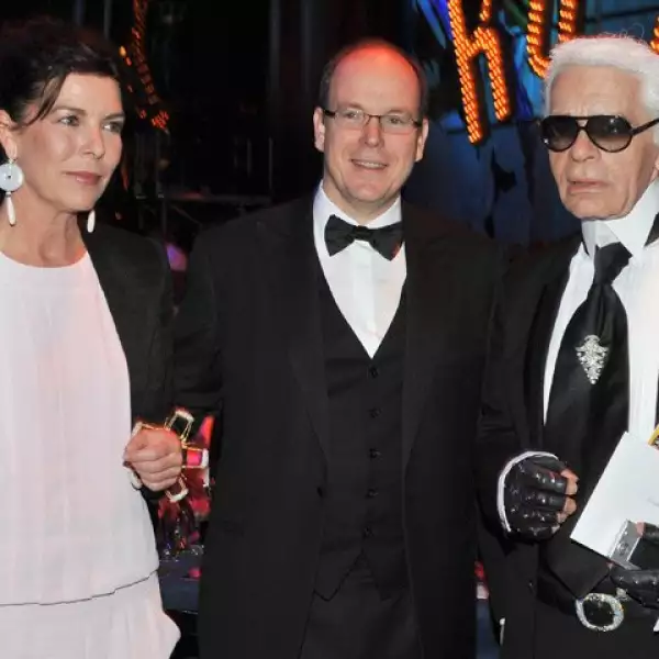Personalidades de la moda también acudieron, como el diseñador alemán Karl Lagerfel Karl Lagerfeld, quien posó con Carolina y Alberto.