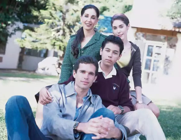 María Elvia Amaya, Ana Guadalupe, Alejandro y Carlos Andrés Hank en la casa de Agua Caliente en Tijuana.