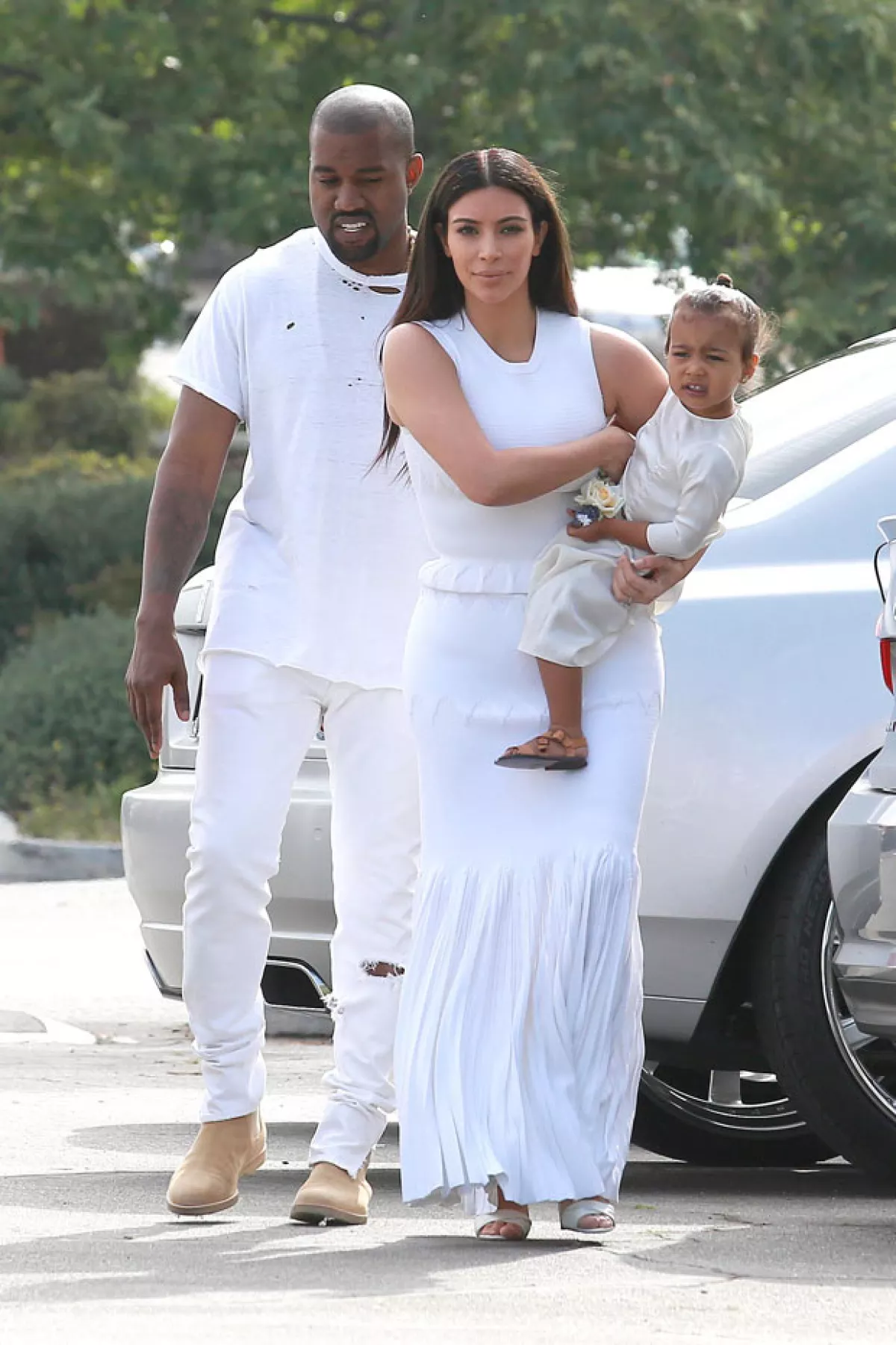 Kim Kardashian y Kanye West vistieron de blanco para asistir a misa de Pascua junto con su hija North y el resto de los Kardashian.