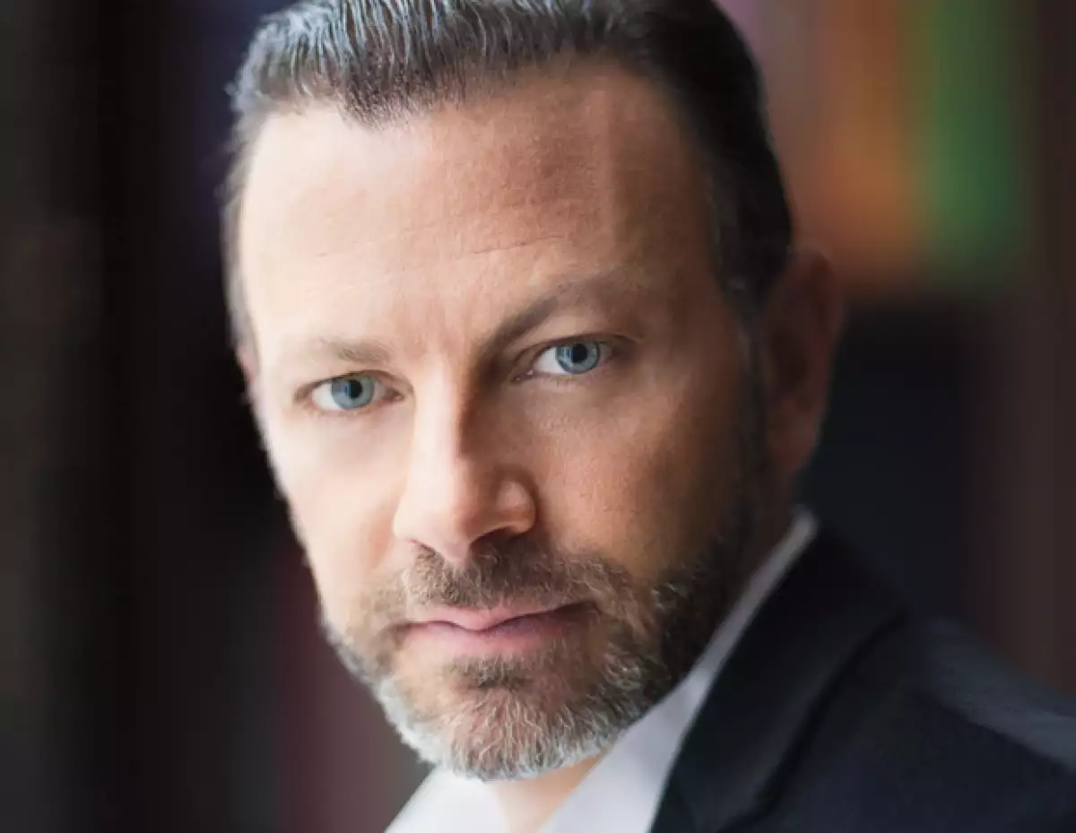 Conoce a David Cohen, el responsable de la obsesión infinita en México por Yayoi Kusama, quien hoy es un modelo a seguir para los promotores de las artes en el país.