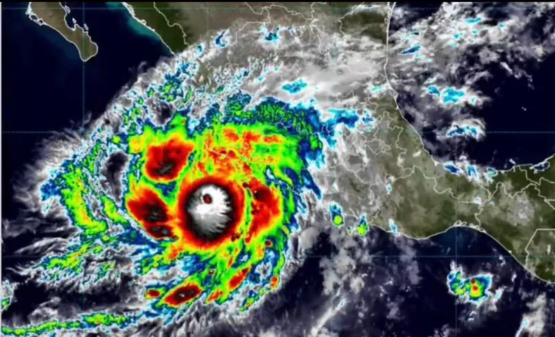 Imagen satelital del huracán Simón sobre el océano Pacífico, frente a las costas de México.