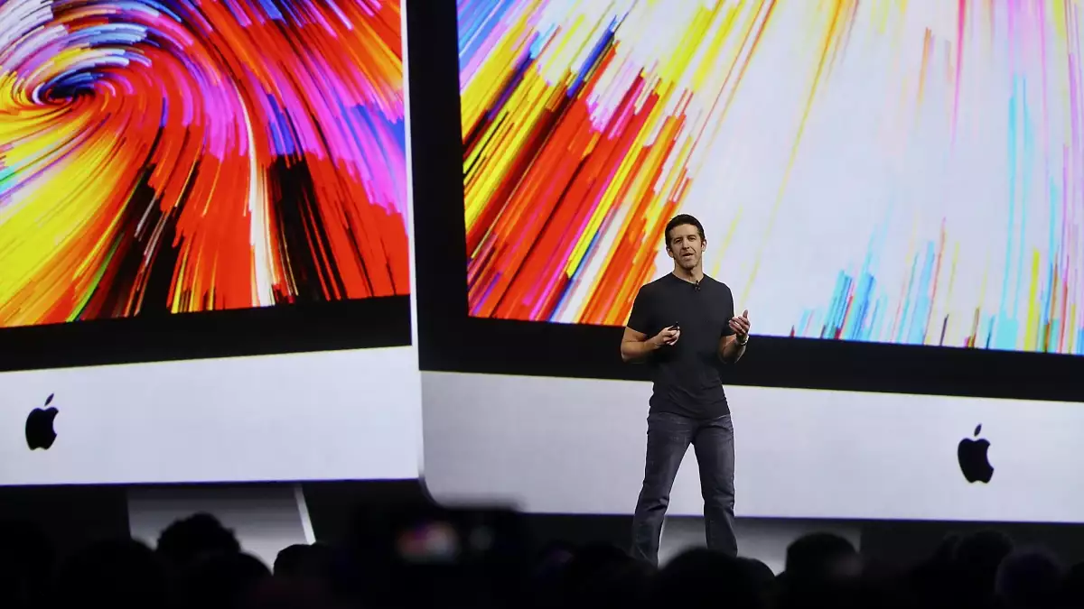 El posible heredero de Apple: quién es John Ternus y por qué podría reemplazar a Tim Cook como CEO