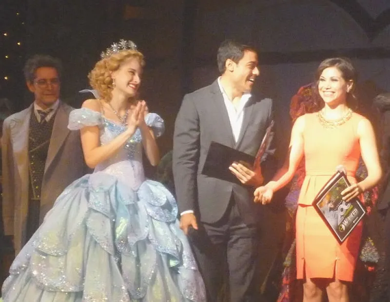 La conductora, así como Bianca Marroquín,y Carlos Rivera visitaron el exitoso musical para develar la placa por sus 200 representaciones de la obra protagonizada por Danna Paola y Ceci de la Cueva.