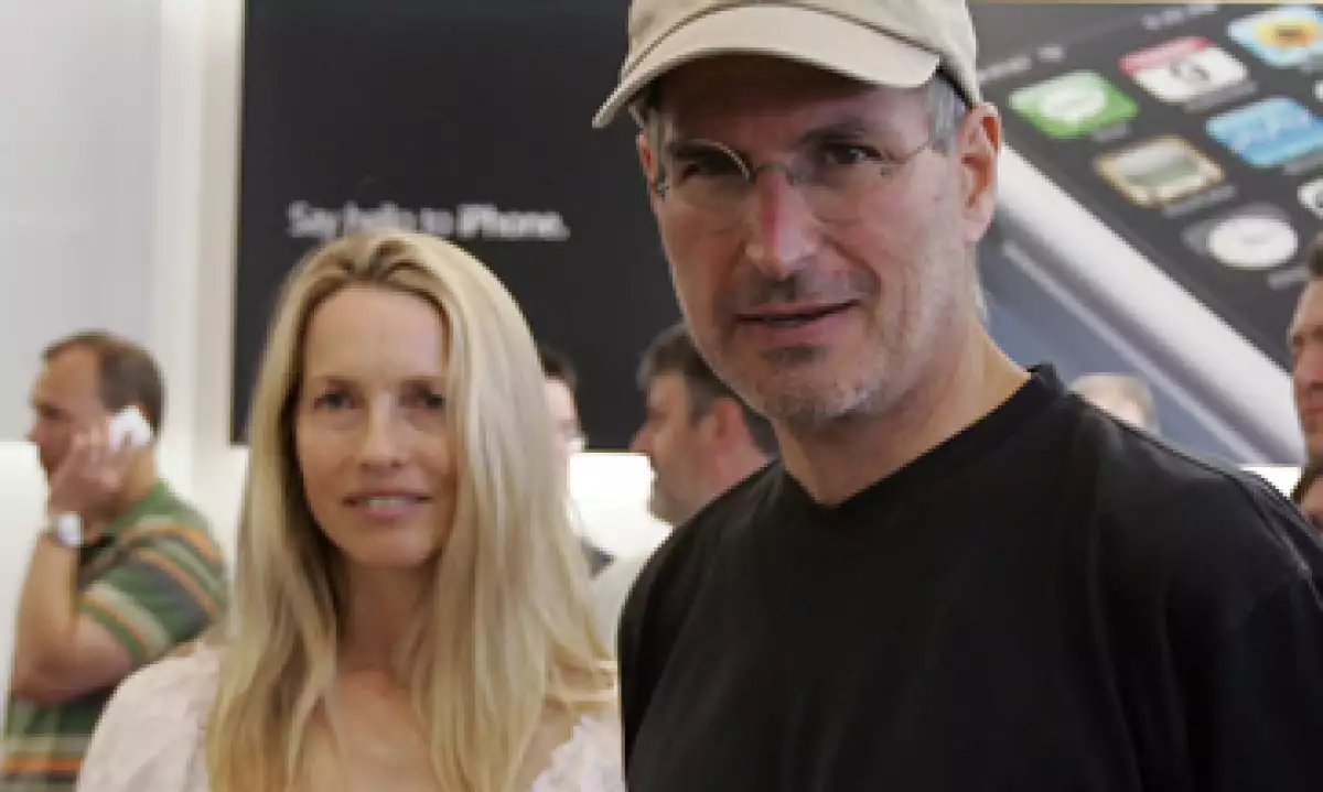 Laurene (izq) es quien maneja el fideicomiso de las acciones en Disney de Steve Jobs (der). (Foto: AP)