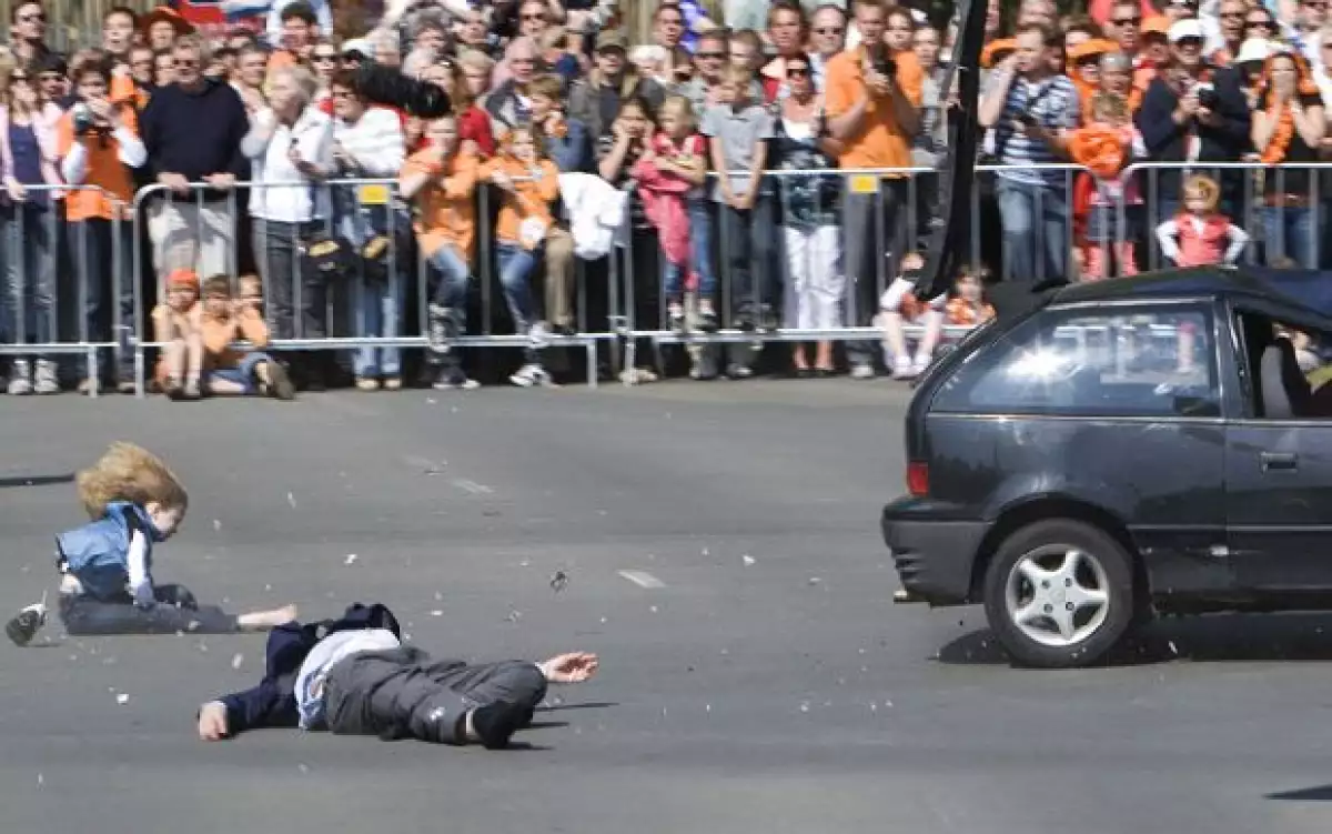 Un hombre irrumpió durante el festejo del Día de la Reina y atropelló a varias personas durante el evento.