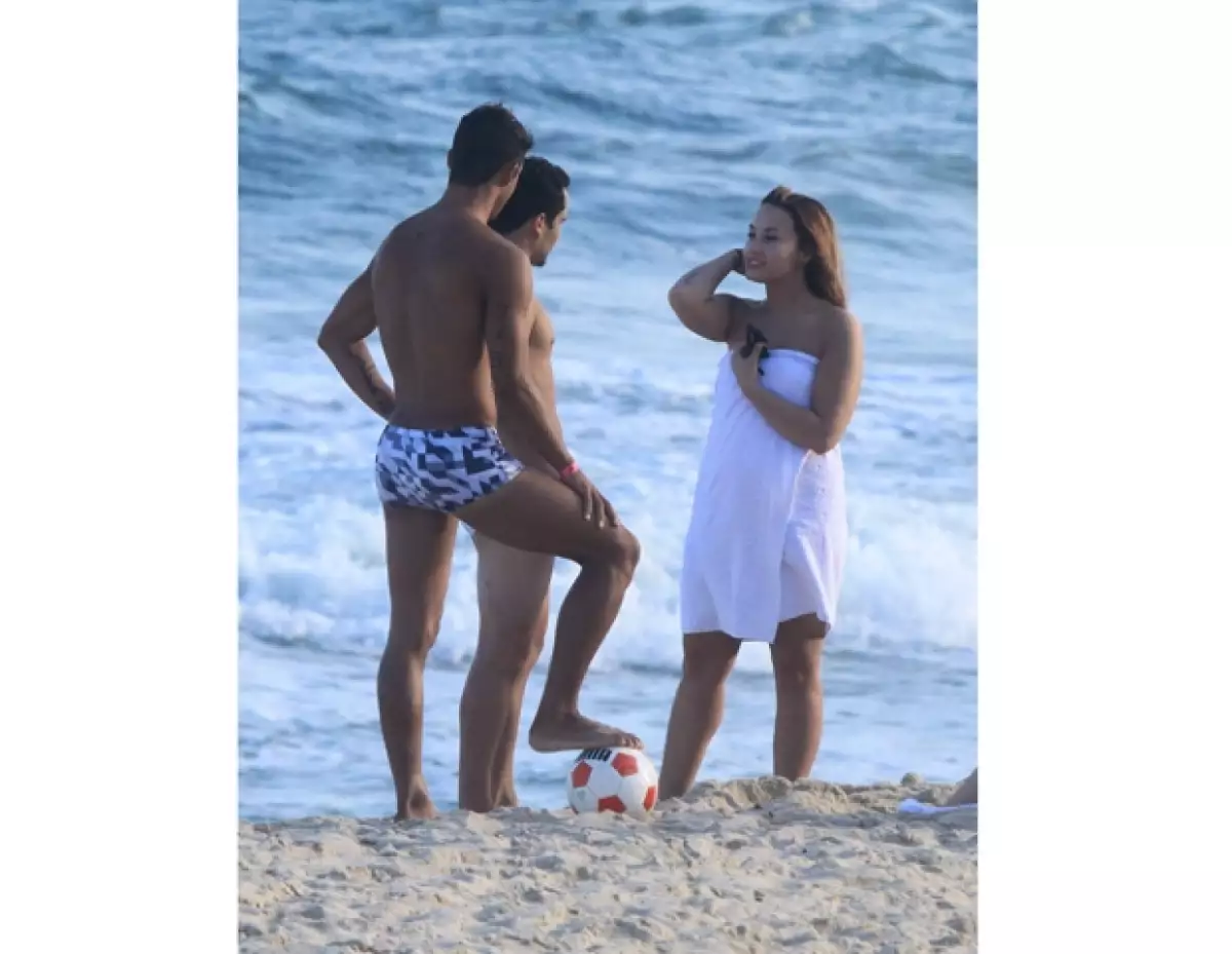 La actriz confesó recientemente que ha sufrido desde pequeña por su peso, sin embargo ahora la cantante viajó a Brasil, donde disfrutó de las playas y usó bikini.