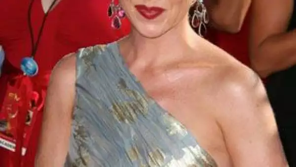 La alfombra roja de la 60 edición de los prestigiados premios a la televisión estadounidense se vio llena de estrellas que destacaron por su buen gusto y elegancia.