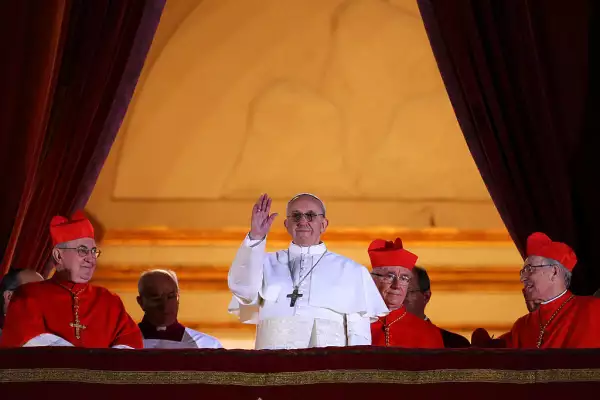 El recién elegido Papa Francisco I aparece en el balcón central de la Basílica de San Pedro el 13 de marzo de 2013 en la Ciudad del Vaticano, Vaticano.