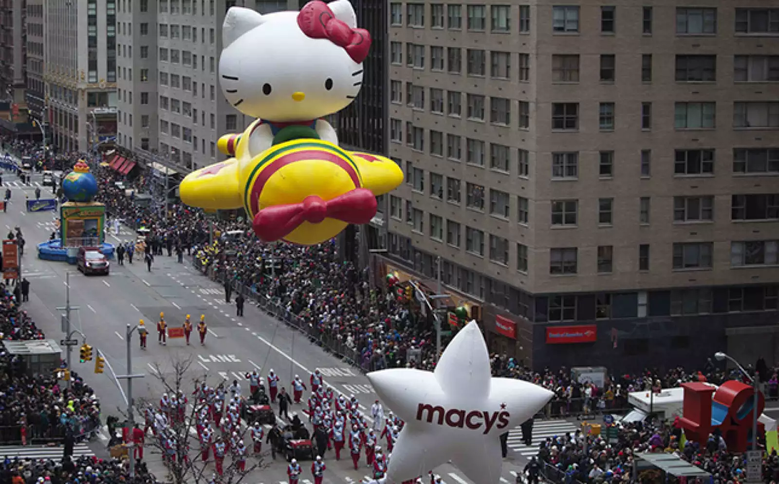 La transmisión del desfile por la cadena de televisión NBC alcanza a más de 50 millones de espectadores.