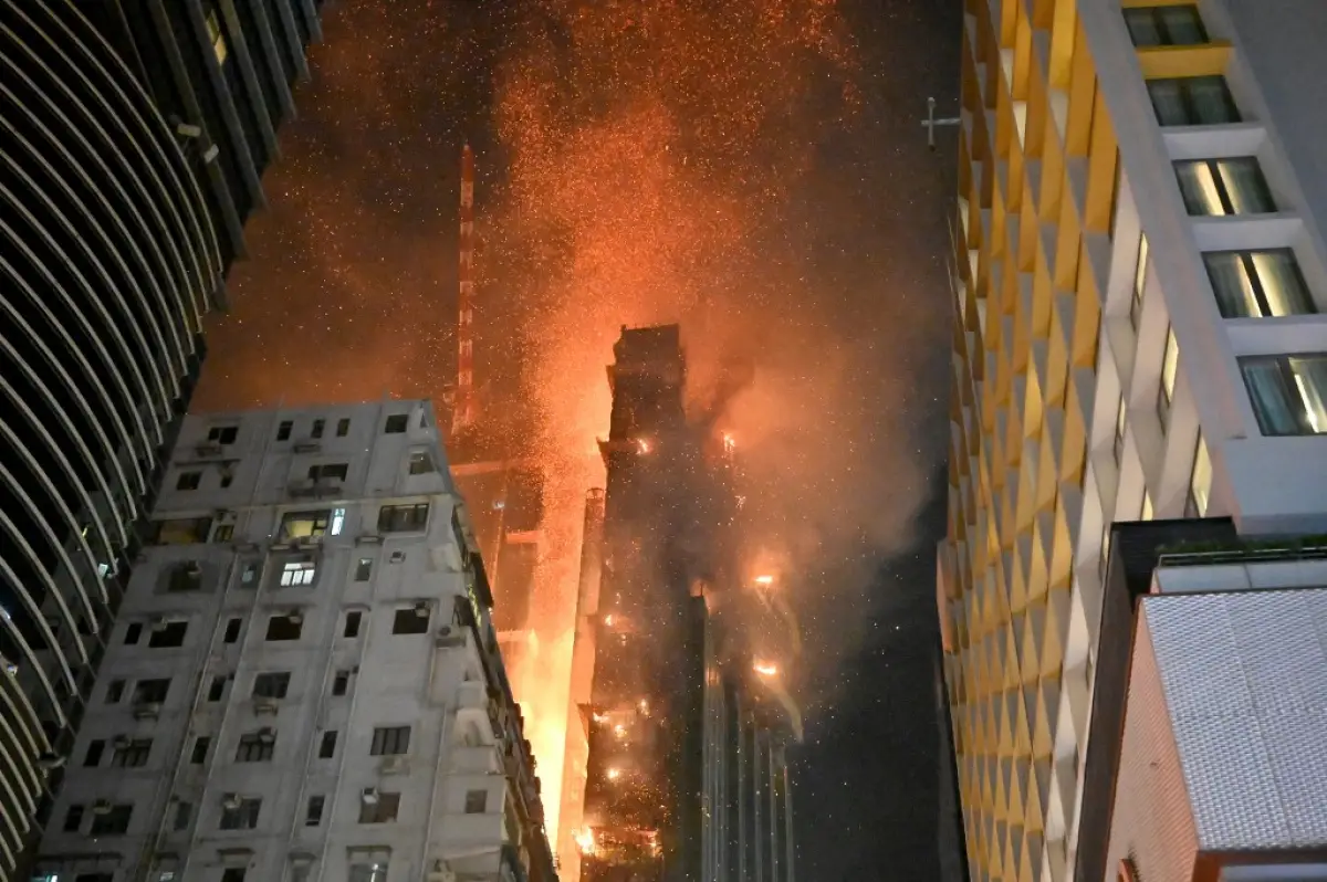 Se produce un incendio en un edificio de oficinas en Tsim Sha Tsui, en Hong Kong, a principios del 3 de marzo de 2023.