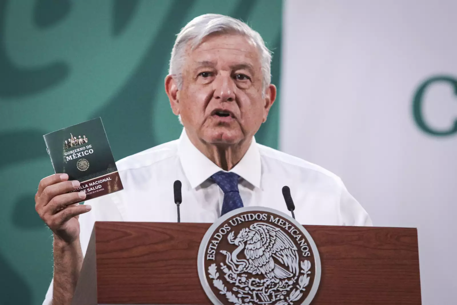 Andrés Manuel  recibió la primer dosis de la vacuna Astra-Zeneca en Palacio Nacional.