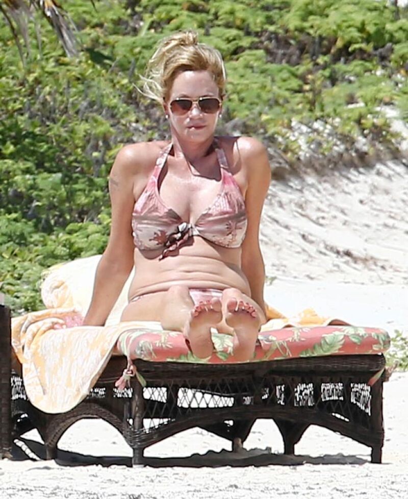 A sus 57 años, Melanie Griffith no dudó en despojarse de su ropa para descansar en bikini.