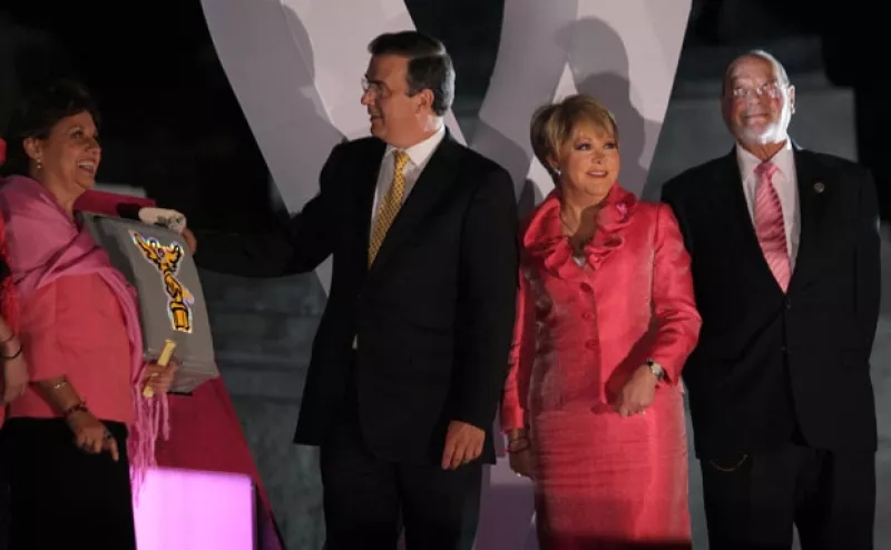 El Gobierno del Distrito Federal a través del Instituto de Las Mujeres del DF y la compañía Estée Lauder lanzaron nuevamente la cruzada contra el cáncer de mama.