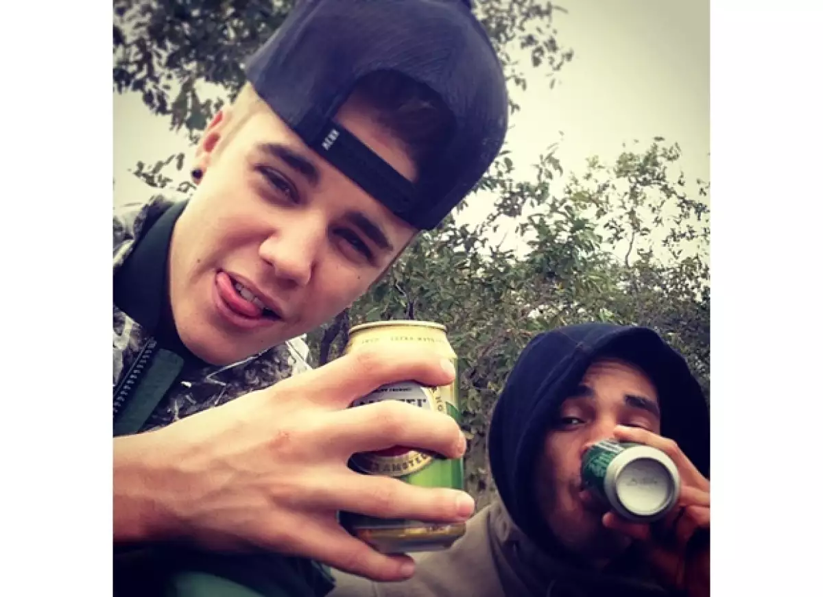 Justin presumió esta foto en su Instagram de él y un amigo suyo tomando una cerveza en mitad de la jungla.