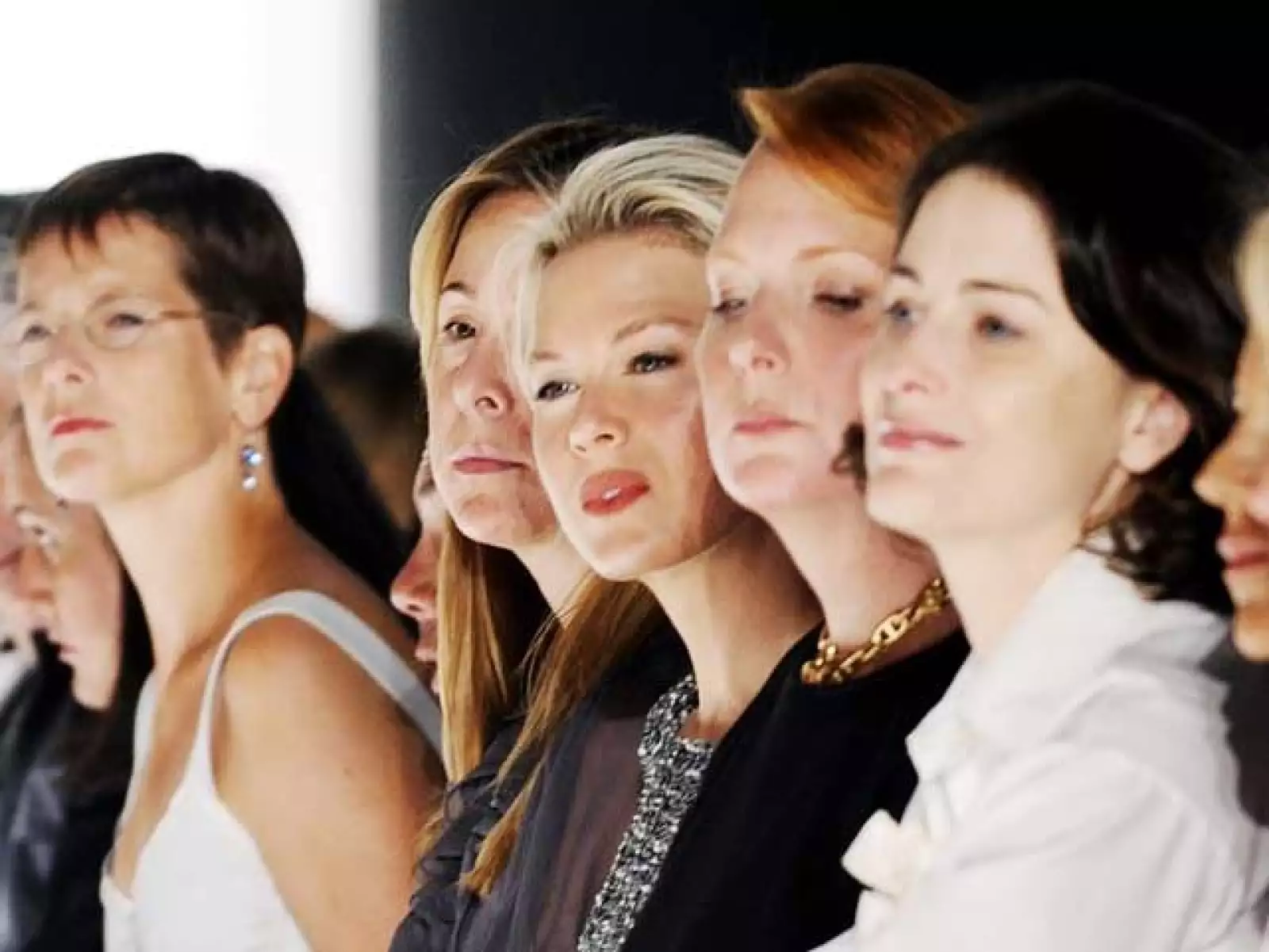 Renée Zellweger (centro) en la primera fila durante la presentación de la colección de su diseñadora favorita, Carolina Herrera.