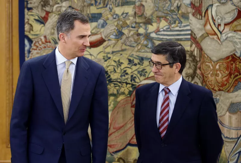 El rey Felipe VI con el presidente del Congreso hasta la disolución de las cortes, Patxi López (der.), en una reunión el pasado 26 de abril .
