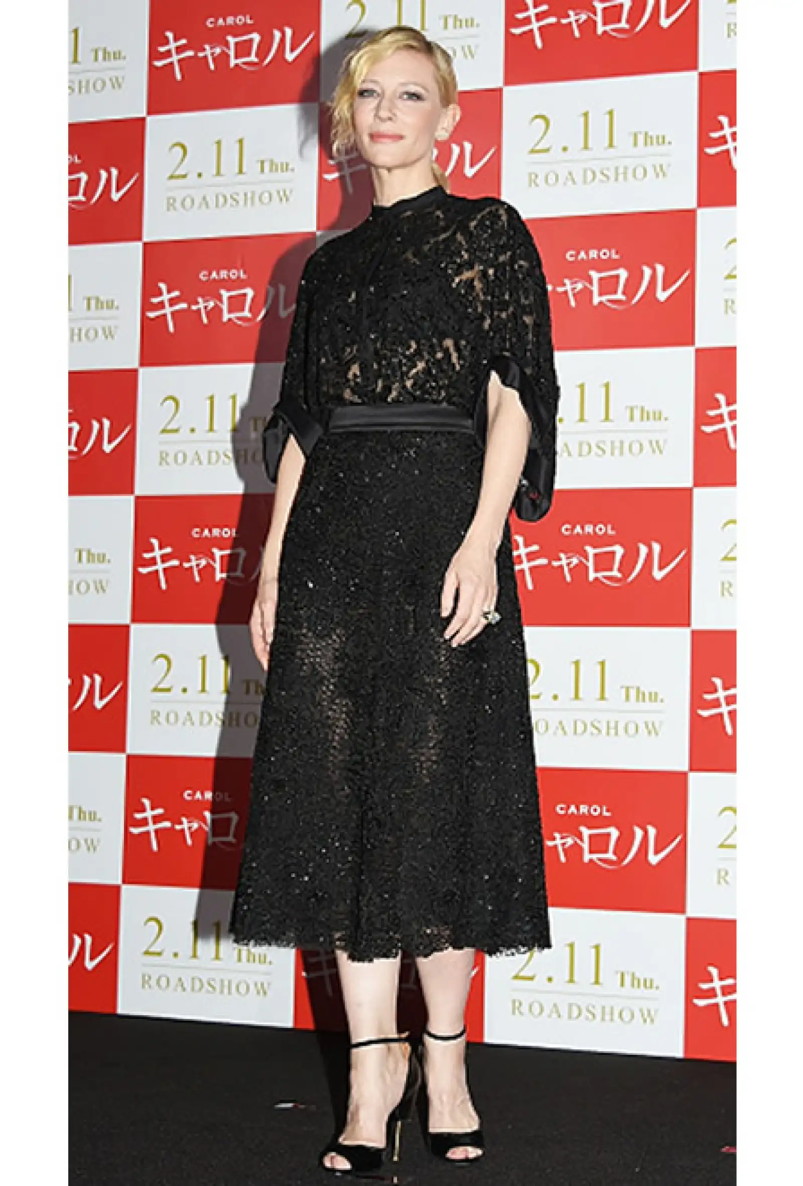 La actriz nominada al Oscar por su papel en Carol llegó a la presentación del film en Tokyo con un total look de Givenchy.