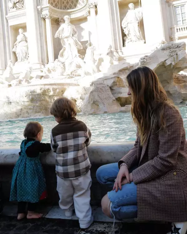 Sarah Kohan con sus hijos Noah y Nala Hernández