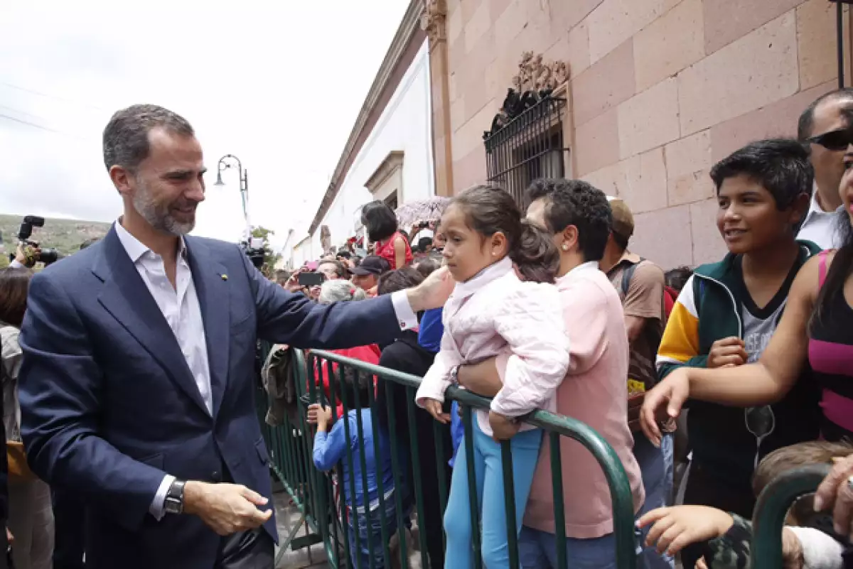 Felipe VI se acercó a varios niños que se encontraban en el lugar.