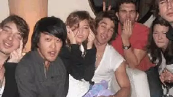 La joven actriz, mejor conocida por su papel de Hanna Montana, fue demandada por 4 millones de dólares, luego de que circulara una foto en donde se rasga los ojos.