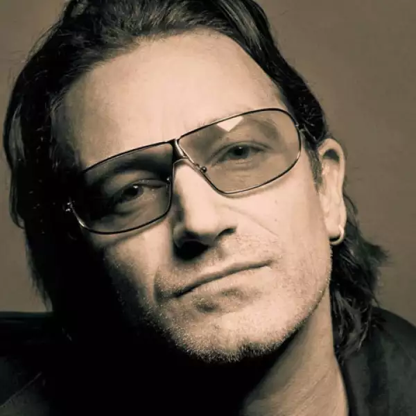 Es muy raro ver a Bono sin este accesorio, de hecho en un episodio de la serie animada de televisión Los Simpson lo dibujaron usando sus característicos lentes naranja.