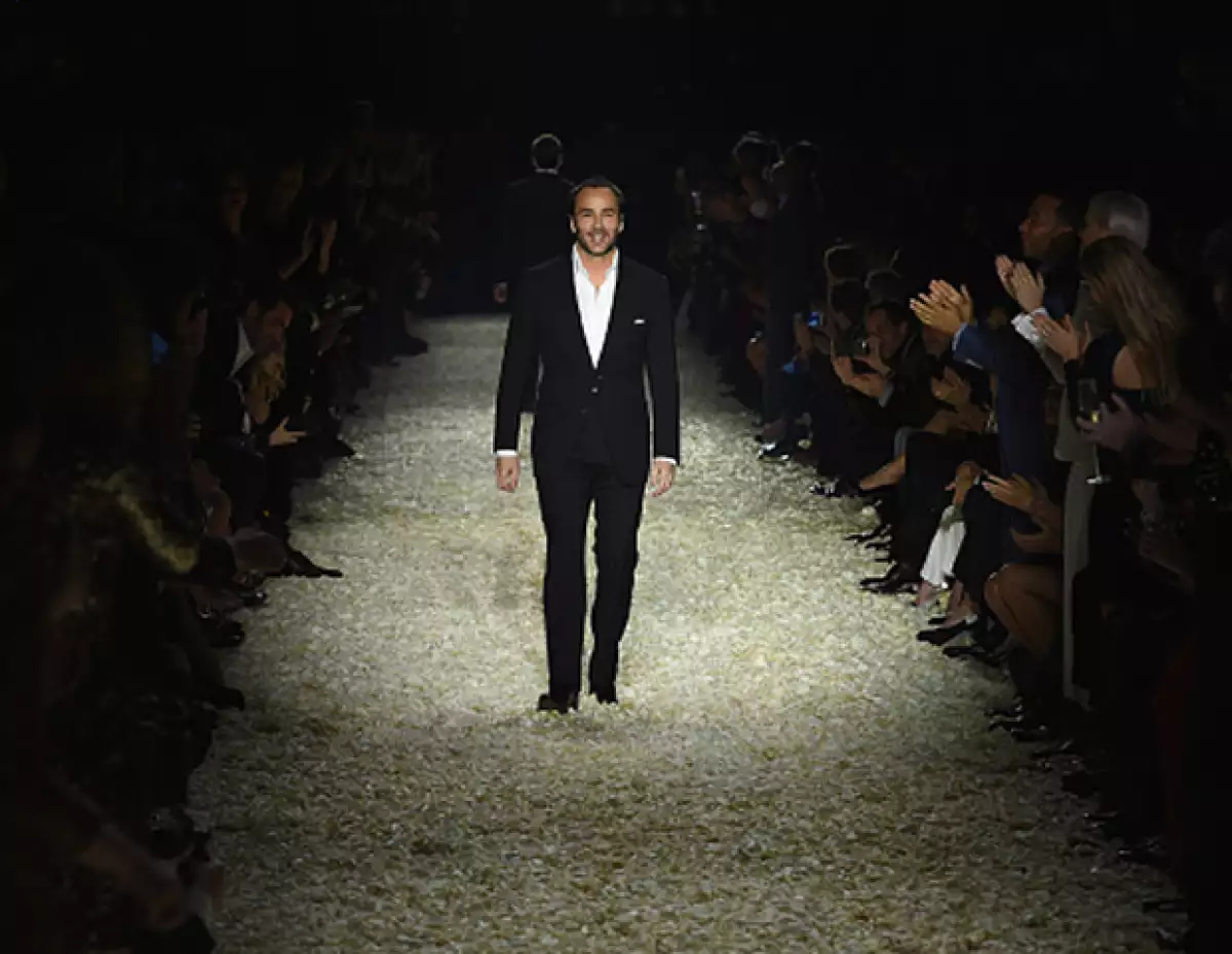El diseñador se une al movimiento de Burberry de cambiar la forma en la que vemos la moda.