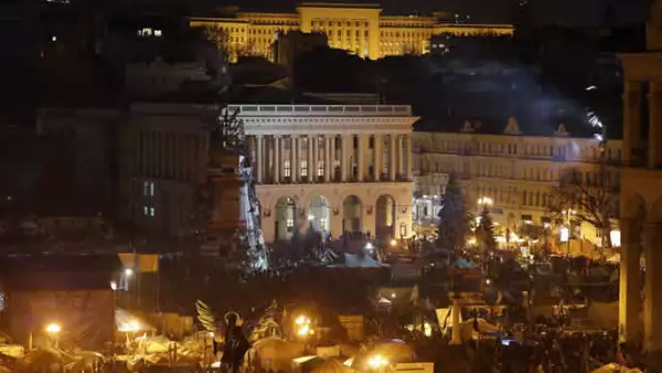 Los manifestantes arrojaron bombas Molotov y adoquines para acorralar a las fuerzas de seguridad en un rincón de la plaza.