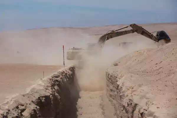 Esta vista muestra maquinaria pesada operando cerca del puesto fronterizo de Chacalluta a lo largo de la frontera entre Chile y Perú el 16 de marzo de 2026.