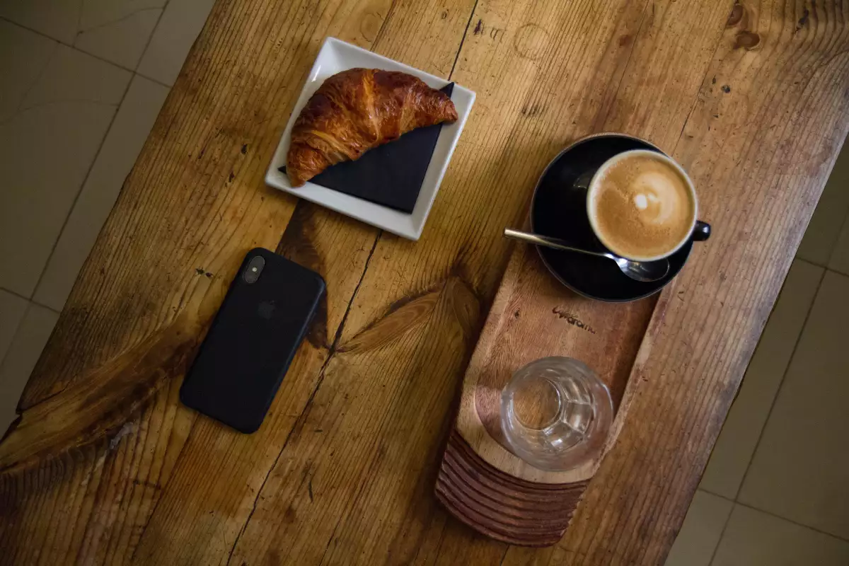 celular boca abajo (matthew-feeney).jpg