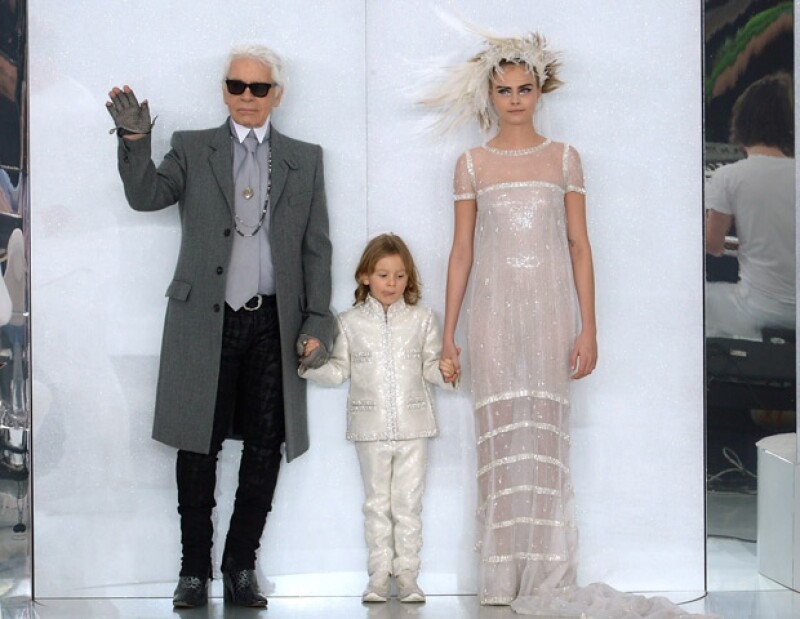 Ese mismo día pero en la pasarela, Cara modeló un traje de novia junto a Karl Lagerfeld.