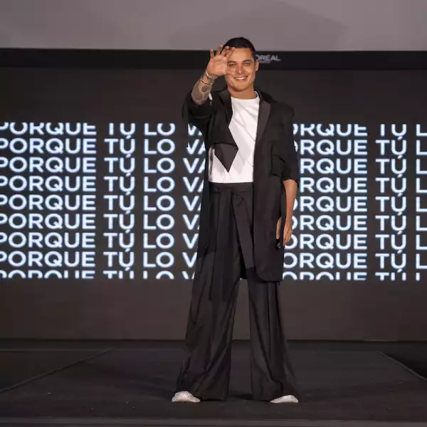 Pie de foto: Luis Torres, make up artist, se llevó una gran ovación al ser presentado como embajador.
