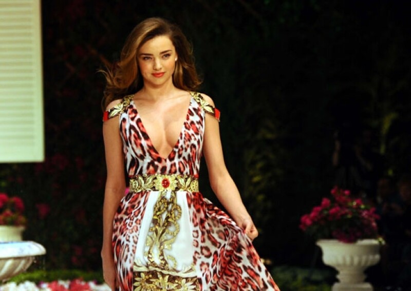 Miranda Kerr, sexy en un particular estampado de animal print.