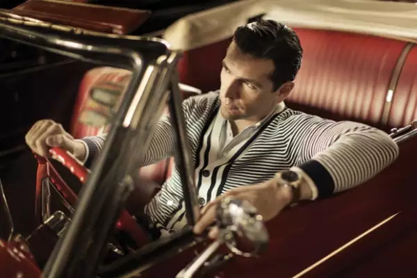 Sueter a rayas Brooks Brothers / Camisa tipo polo Corneliani Reloj Bomberg / Pantalón de lana Salvatore Ferragamo / Cinturón Salvatore Ferragamo / Automóvil Galaxy 1964