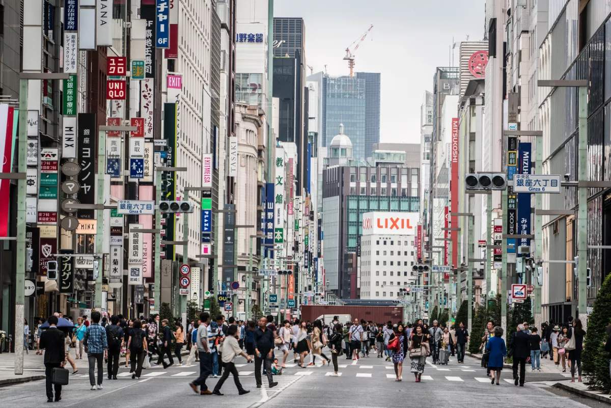 Peatones en la calle Chuo Dori, la más grande de Ginza, el distrito de compras y entretenimiento de Tokio.